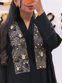 عباية كريب اسود مطرزة - صورة 2