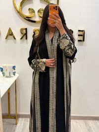 عباية كريب اسود مع أقطان مطرزة - صورة 1