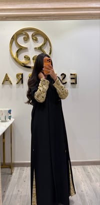 عباية كريب اسود مطرزة - صورة 1