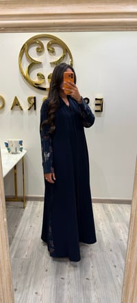 عباية كريب عملي مع أقطان مطرزة - صورة 1