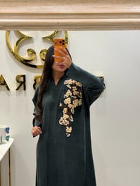 عباية حرير مغسول اخضر مطرزة - صورة 1