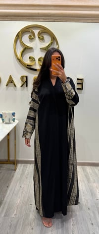 عباية كريب اسود مع أقطان - صورة 1