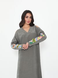 ثوب لينن مغسول بتطريز الأكمام - صورة 1