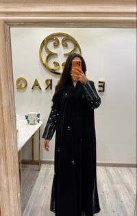 عباية كريب أسود تطريز توليب - صورة 1
