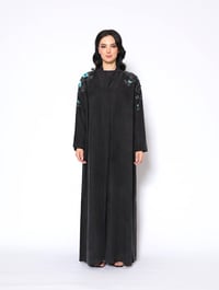 عباية مطرزة بورد على الأكتاف - صورة 4