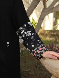 عباية كريب مطرزة  - صورة 2