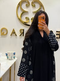 عباية عملية كريب اسود مع أقطان أبيض واسودّ - صورة 2