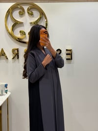 عباية عملية كريب رمادي واسود - صورة 2