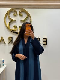 عباية عملية كريب كحلي وسماوي - صورة 2