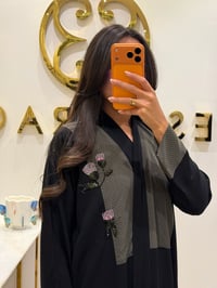 عباية كريب اسود مطرزة توليب - صورة 2