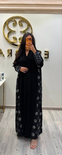 عباية عملية كريب اسود مع أقطان أبيض واسودّ - صورة 3