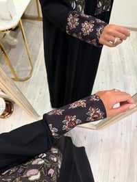 عباية كريب اسود مطرزة - صورة 2