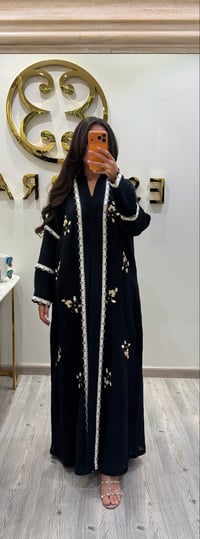 عباية لينن مكرمش اسود مطرزة - صورة 1