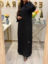 عباية مطرزة كريب مع تفته مورد - صورة 3