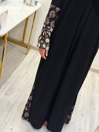 عباية كريب اسود مع أقطان مطرزة - صورة 4