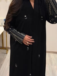 عباية كريب أسود تطريز توليب - صورة 3