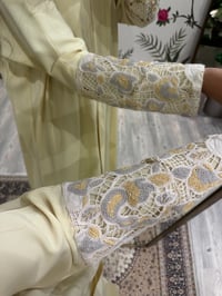 عباية كريب مطرزة - صورة 3