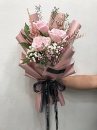 باقة ورود وردية - صورة 1