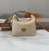شنطة نسائية ماركة برادا - Image 2