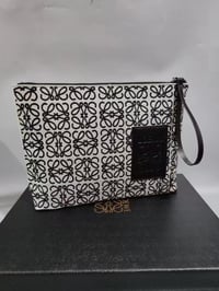 شنطة نسائية ماركة لويفي - Image 4
