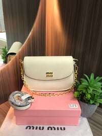 شنطة نسائية ماركة ميو ميو - Image 3