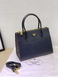 شنطة نسائية ماركة برادا - Image 2