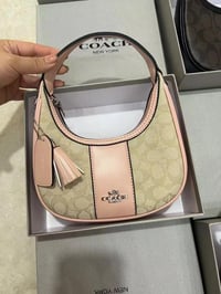 شنطة نسائية ماركة كوتش  - Image 4