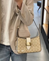 شنطة نسائية ماركة كوتش - Image 5
