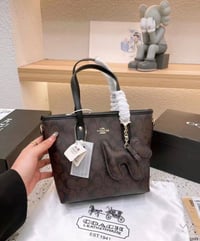 شنطة يد نسائية ماركة كوتش - Image 3
