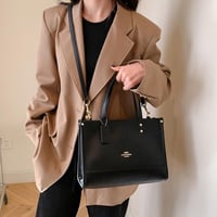 شنطة نسائية ماركة كوتش  - Image 2