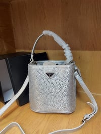 شنطة نسائية ماركة برادا - Image 1