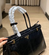 شنطة نسائية ماركة برادا - صورة 4