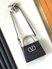 شنطة نسائية ماركة فالنتينو - صورة 2