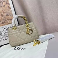 شنطة نسائية ماركة ديور - صورة 2