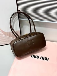 شنطة نسائية ماركة ميو ميو - Image 7