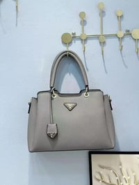 شنطة نسائية ماركة برادا - Image 3