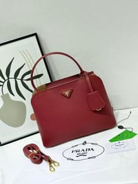 شنطة نسائية ماركة برادا - صورة 6