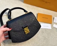 شنطة نسائية ماركة لويس فيتون - Image 1