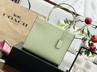 شنطة يد نسائية ماركة كوتش - Image 3