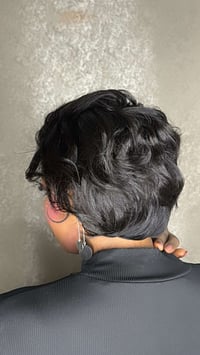 باروكة شعر قصير ويڤي 6 إنش بجذور أمامية دانتيل 13x4 كثافة 180% - صورة 2