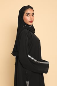عباية كويتي كلوش مطرزة باللون الأسود - صورة 3