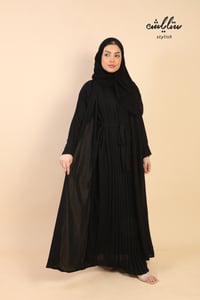 عباية لف باللون الأسود بكسرات على العباية - صورة 2