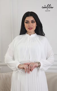 فستان كسرات طويل باللون الأبيض - صورة 2