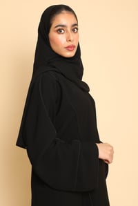 عباية كويتي كريب ملكي باللون الأسود - صورة 3