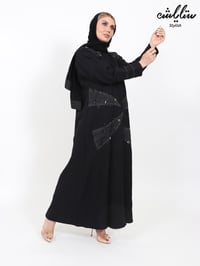 عباية بانوراما لف مع شك ناعم باللون الأسود - صورة 2
