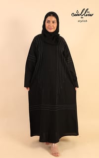 عباية كلاسيك باللون الاسود مزينة بتدخيلات باللون الذهبي - صورة 2