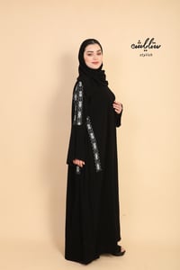 عباية نواعم مزينة بتطريز على العباية - صورة 3