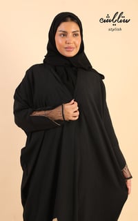 عباية لنن لف باللون الأسود مزينة بدانتيل وكريستال على الكم  - صورة 5