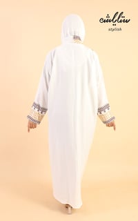 عباية لنن لف باللون السكري مطرزة  - صورة 9