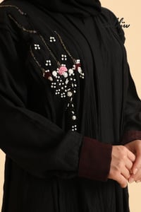 عباية لنن لف باللون الأسود مزينة بشك - صورة 6